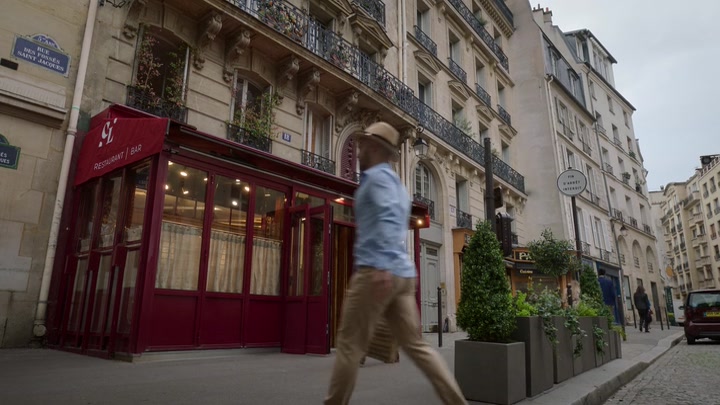Emily_in_Paris_S02E06_WEBRip_x264-ION10_0987.jpg