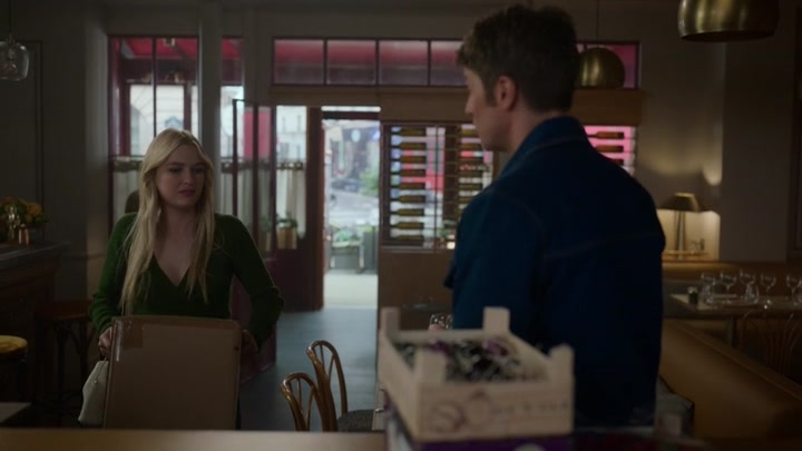 Emily_in_Paris_S02E06_WEBRip_x264-ION10_1002.jpg