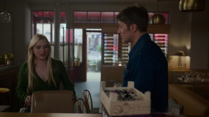 Emily_in_Paris_S02E06_WEBRip_x264-ION10_1003.jpg