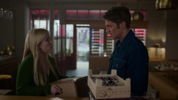 Emily_in_Paris_S02E06_WEBRip_x264-ION10_1006.jpg