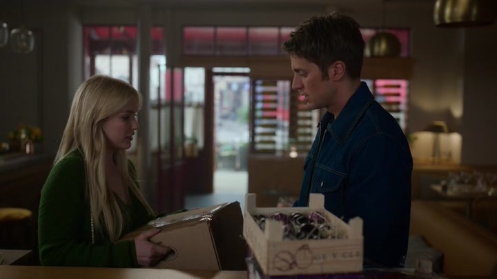 Emily_in_Paris_S02E06_WEBRip_x264-ION10_1007.jpg