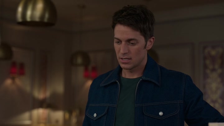 Emily_in_Paris_S02E06_WEBRip_x264-ION10_1008.jpg