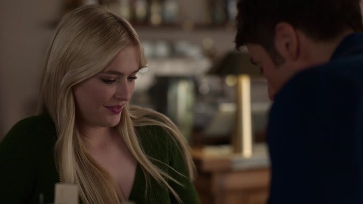 Emily_in_Paris_S02E06_WEBRip_x264-ION10_1012.jpg