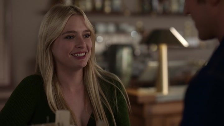 Emily_in_Paris_S02E06_WEBRip_x264-ION10_1037.jpg