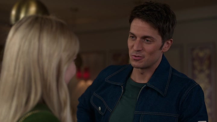 Emily_in_Paris_S02E06_WEBRip_x264-ION10_1040.jpg