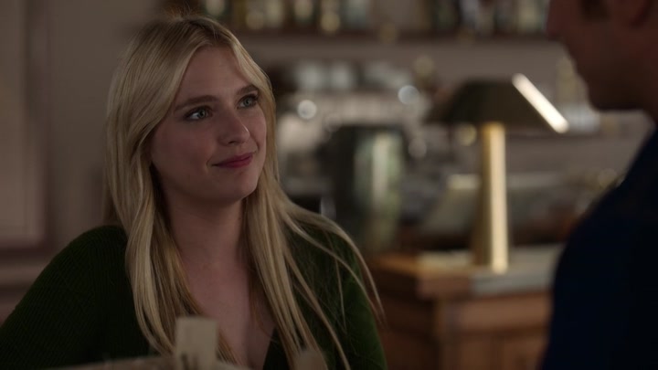 Emily_in_Paris_S02E06_WEBRip_x264-ION10_1043.jpg
