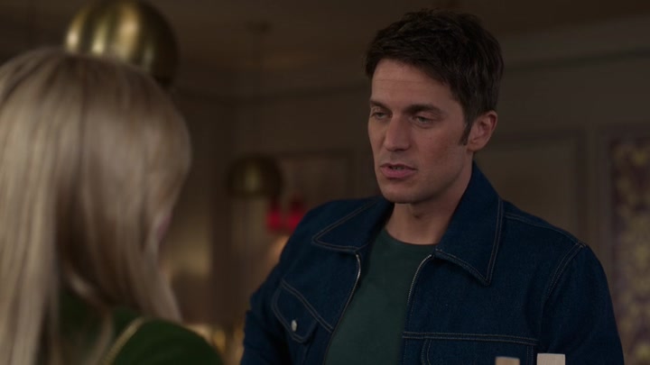Emily_in_Paris_S02E06_WEBRip_x264-ION10_1053.jpg