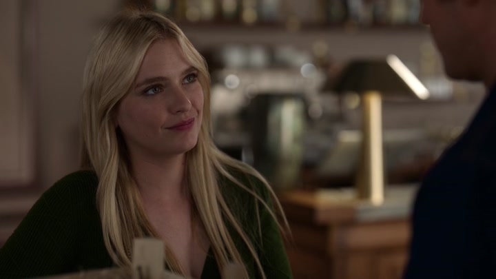 Emily_in_Paris_S02E06_WEBRip_x264-ION10_1055.jpg