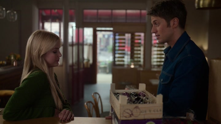 Emily_in_Paris_S02E06_WEBRip_x264-ION10_1058.jpg