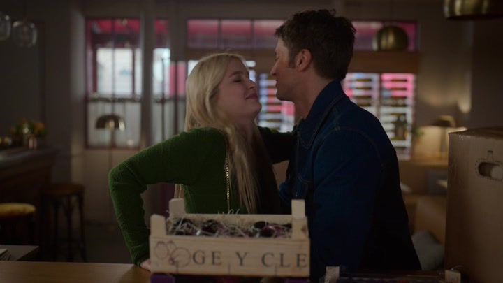 Emily_in_Paris_S02E06_WEBRip_x264-ION10_1065.jpg