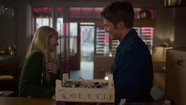 Emily_in_Paris_S02E06_WEBRip_x264-ION10_1068.jpg