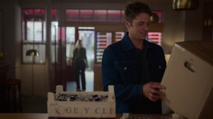 Emily_in_Paris_S02E06_WEBRip_x264-ION10_1075.jpg