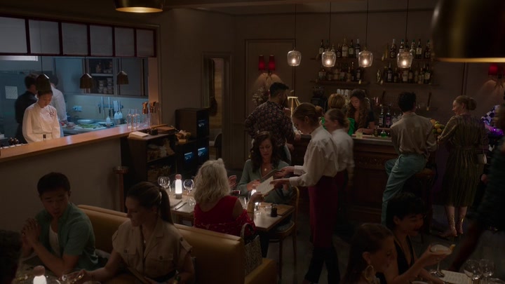 Emily_in_Paris_S02E06_WEBRip_x264-ION10_1087.jpg