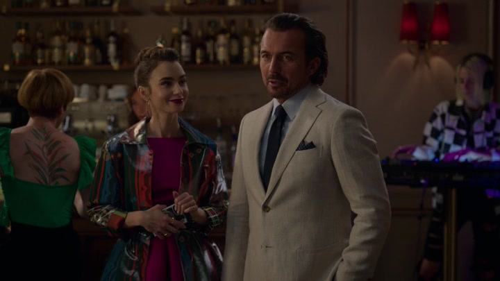 Emily_in_Paris_S02E06_WEBRip_x264-ION10_1108.jpg