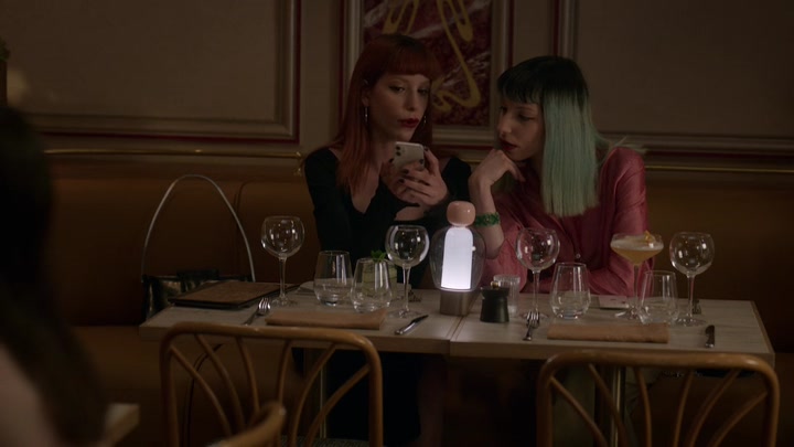 Emily_in_Paris_S02E06_WEBRip_x264-ION10_1129.jpg