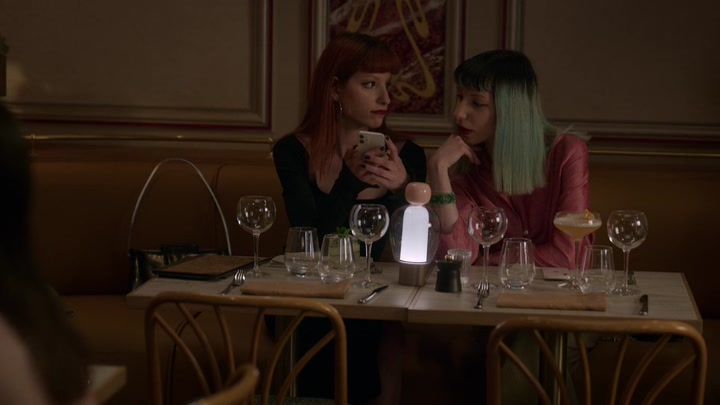 Emily_in_Paris_S02E06_WEBRip_x264-ION10_1131.jpg