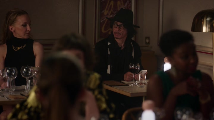 Emily_in_Paris_S02E06_WEBRip_x264-ION10_1140.jpg