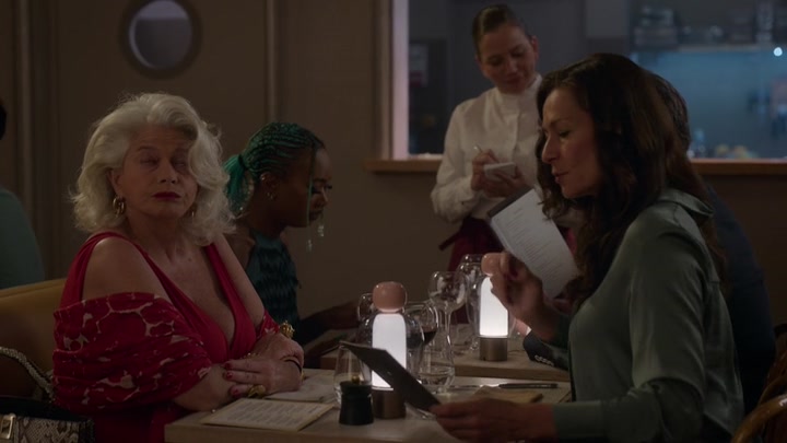 Emily_in_Paris_S02E06_WEBRip_x264-ION10_1165.jpg