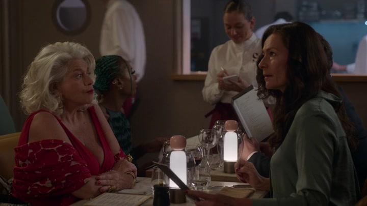 Emily_in_Paris_S02E06_WEBRip_x264-ION10_1168.jpg
