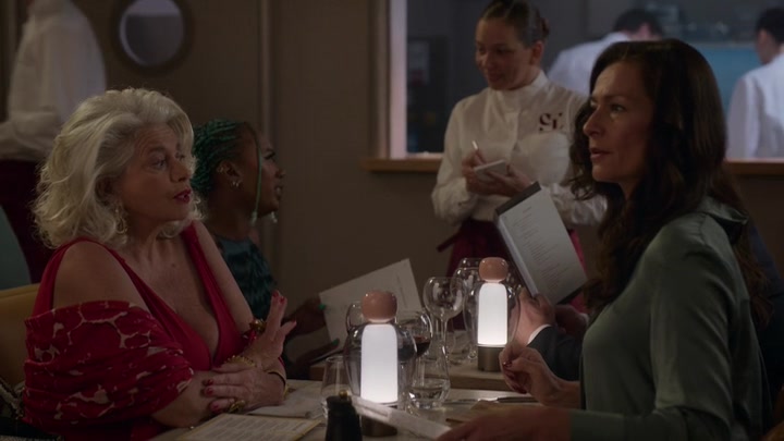 Emily_in_Paris_S02E06_WEBRip_x264-ION10_1169.jpg