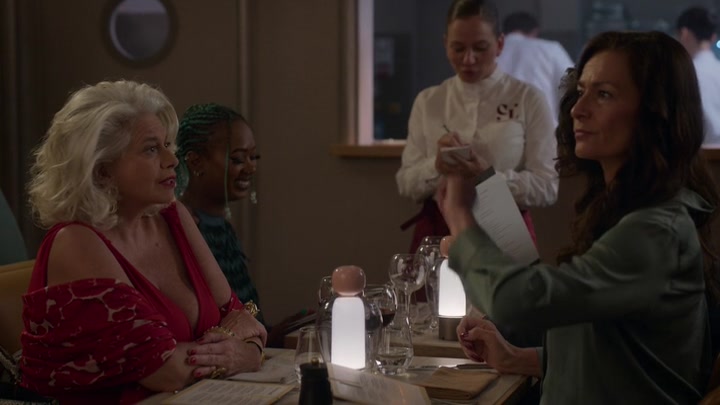 Emily_in_Paris_S02E06_WEBRip_x264-ION10_1171.jpg