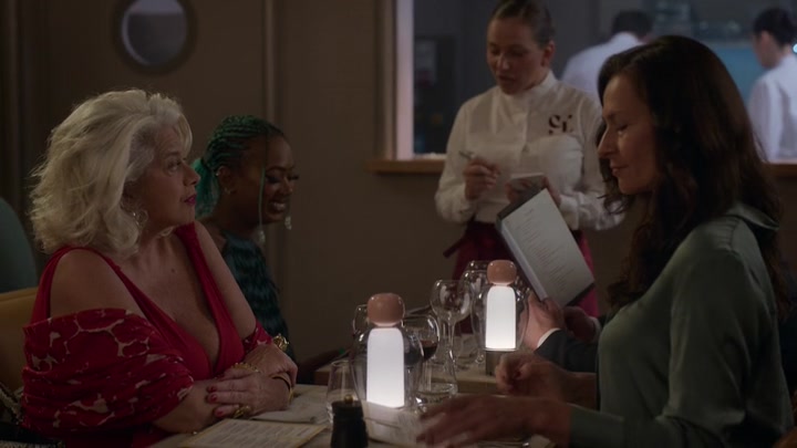 Emily_in_Paris_S02E06_WEBRip_x264-ION10_1172.jpg