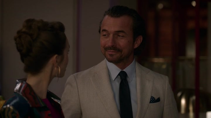 Emily_in_Paris_S02E06_WEBRip_x264-ION10_1179.jpg