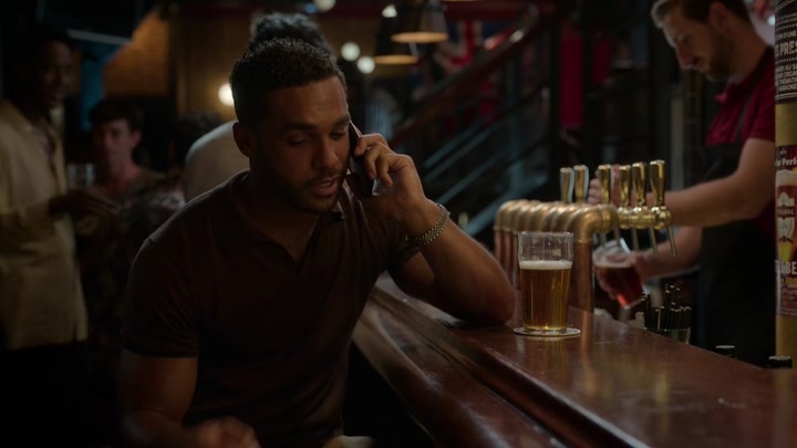 Emily_in_Paris_S02E06_WEBRip_x264-ION10_1202.jpg
