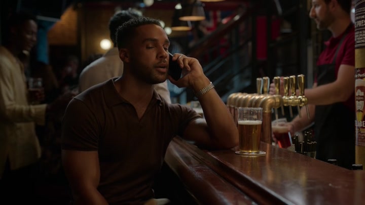 Emily_in_Paris_S02E06_WEBRip_x264-ION10_1205.jpg
