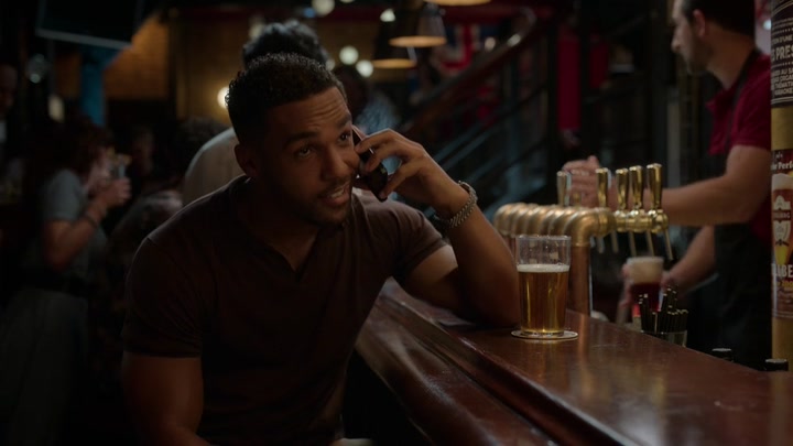 Emily_in_Paris_S02E06_WEBRip_x264-ION10_1215.jpg