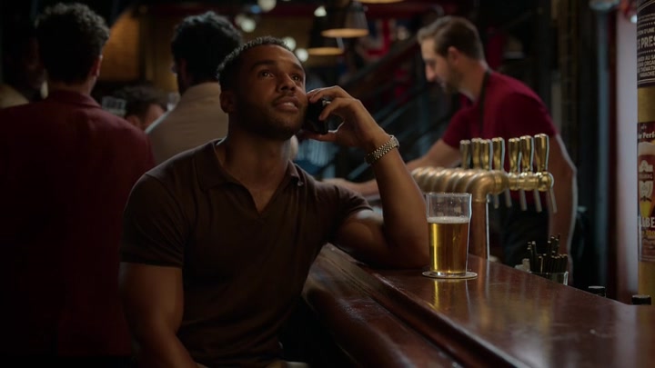 Emily_in_Paris_S02E06_WEBRip_x264-ION10_1218.jpg