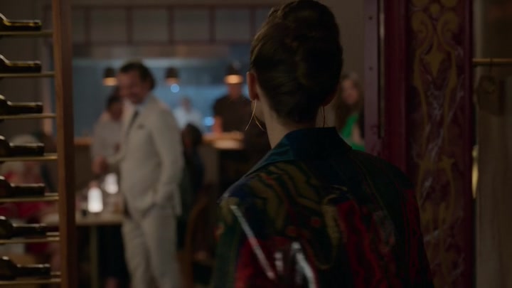Emily_in_Paris_S02E06_WEBRip_x264-ION10_1228.jpg