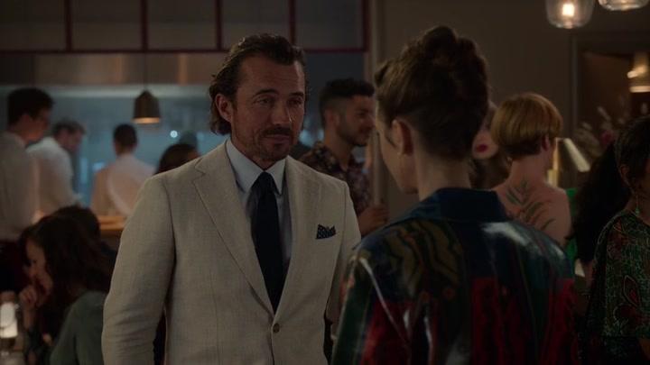Emily_in_Paris_S02E06_WEBRip_x264-ION10_1236.jpg