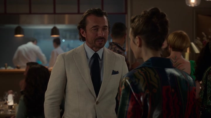 Emily_in_Paris_S02E06_WEBRip_x264-ION10_1247.jpg