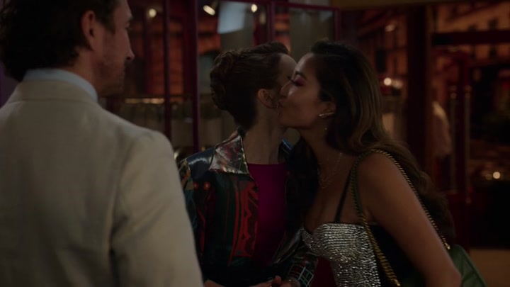 Emily_in_Paris_S02E06_WEBRip_x264-ION10_1252.jpg