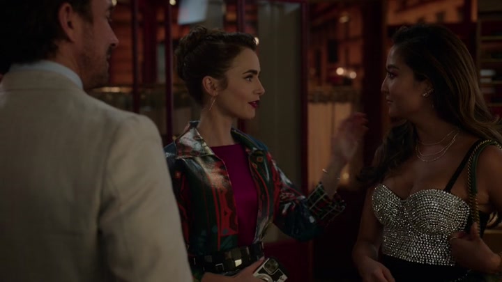 Emily_in_Paris_S02E06_WEBRip_x264-ION10_1259.jpg