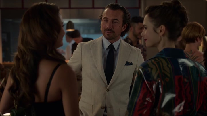 Emily_in_Paris_S02E06_WEBRip_x264-ION10_1262.jpg