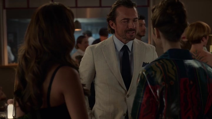 Emily_in_Paris_S02E06_WEBRip_x264-ION10_1275.jpg