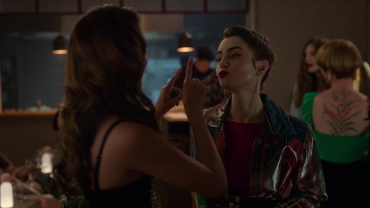 Emily_in_Paris_S02E06_WEBRip_x264-ION10_1294.jpg