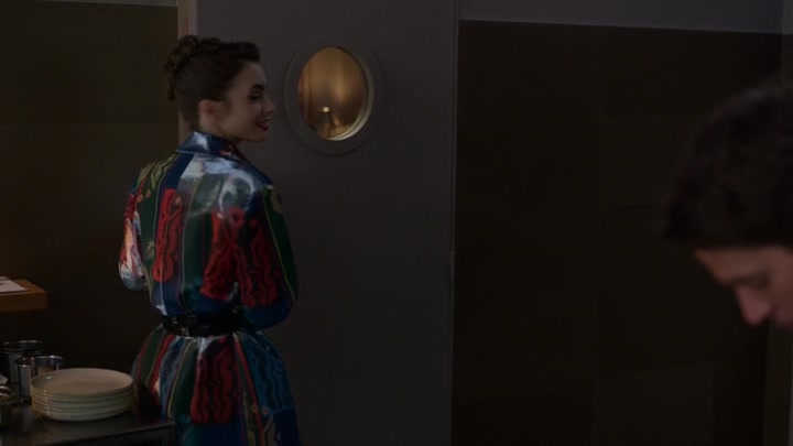 Emily_in_Paris_S02E06_WEBRip_x264-ION10_1298.jpg