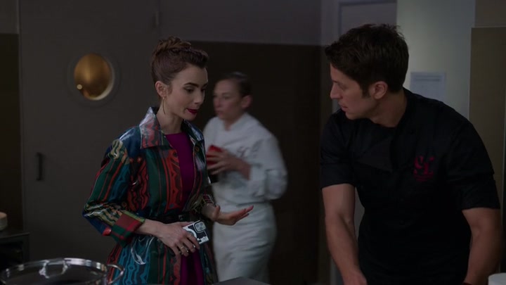 Emily_in_Paris_S02E06_WEBRip_x264-ION10_1323.jpg