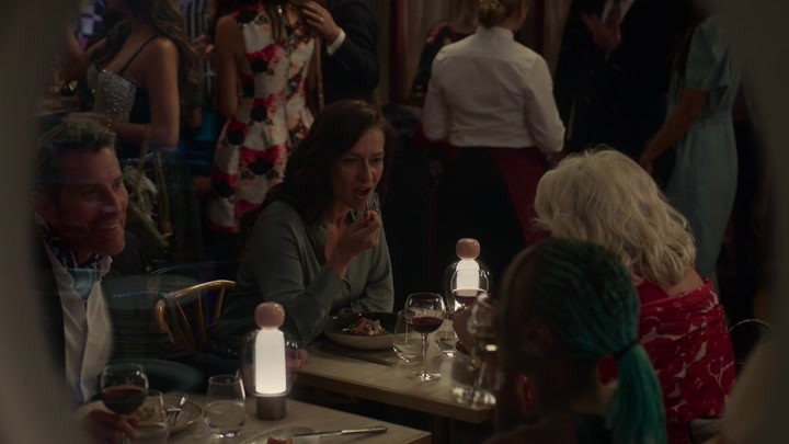 Emily_in_Paris_S02E06_WEBRip_x264-ION10_1339.jpg