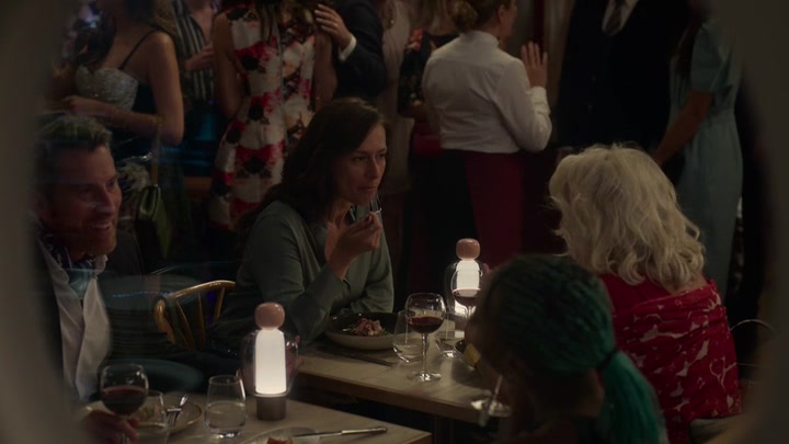 Emily_in_Paris_S02E06_WEBRip_x264-ION10_1341.jpg