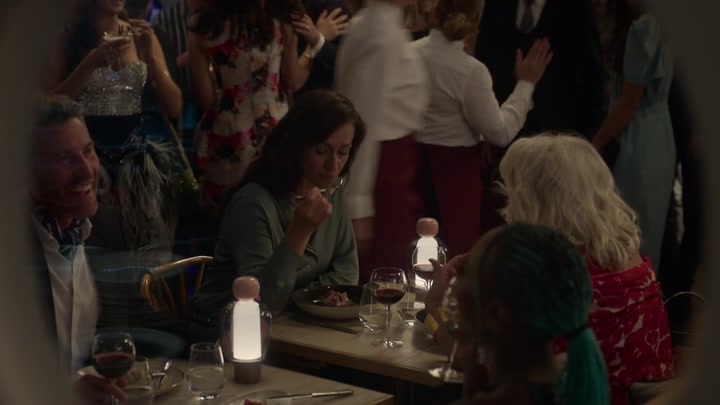 Emily_in_Paris_S02E06_WEBRip_x264-ION10_1343.jpg
