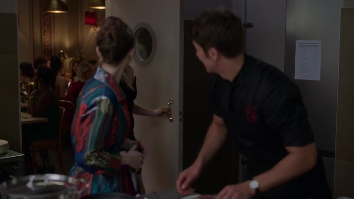 Emily_in_Paris_S02E06_WEBRip_x264-ION10_1356.jpg