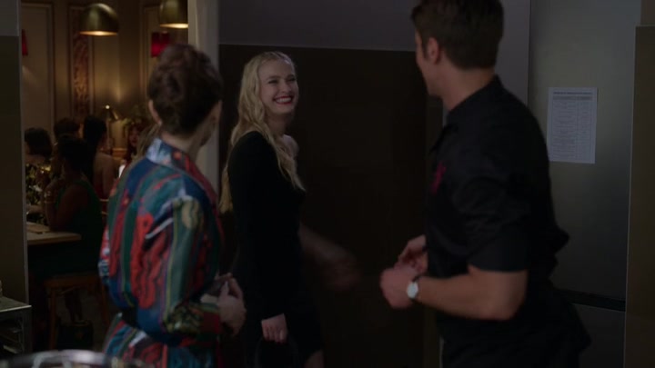 Emily_in_Paris_S02E06_WEBRip_x264-ION10_1357.jpg