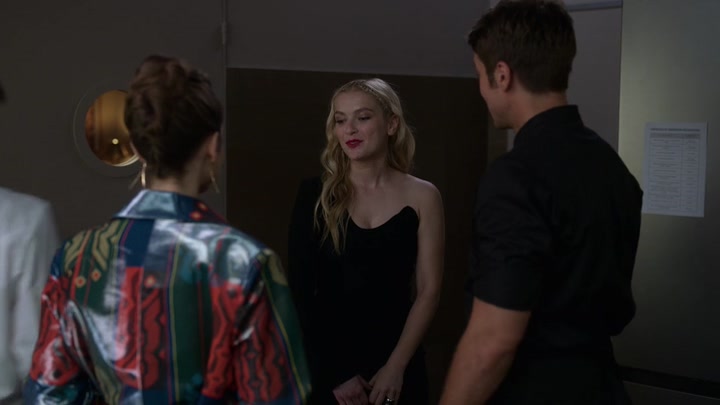 Emily_in_Paris_S02E06_WEBRip_x264-ION10_1369.jpg