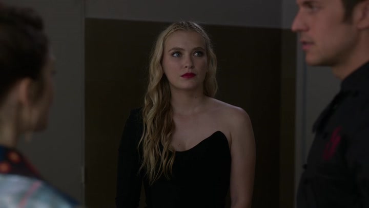 Emily_in_Paris_S02E06_WEBRip_x264-ION10_1388.jpg