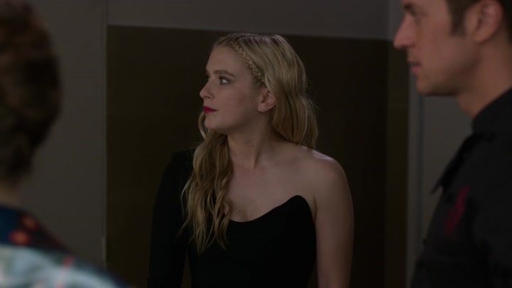 Emily_in_Paris_S02E06_WEBRip_x264-ION10_1395.jpg