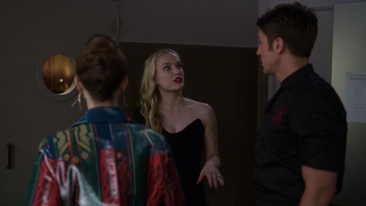 Emily_in_Paris_S02E06_WEBRip_x264-ION10_1400.jpg